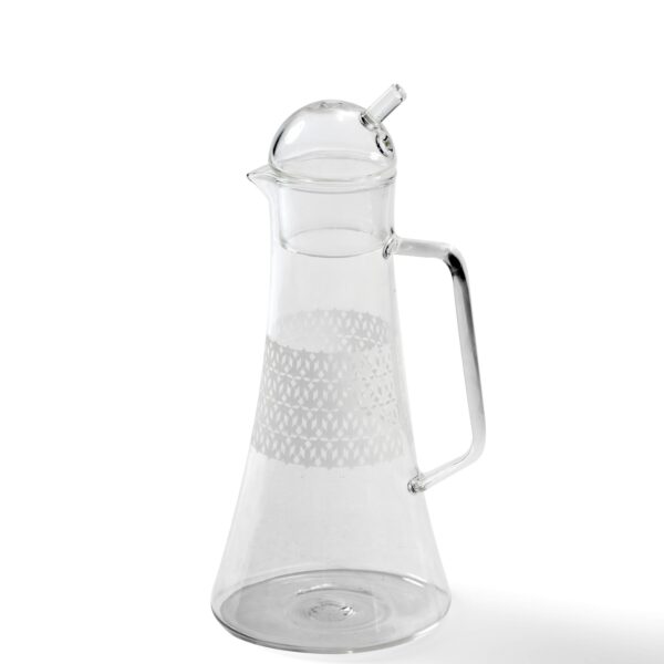A glass Qahwa Arabic coffee pot with white print Isalmic geometric design, from the collection "Motif", with a capacity of 500ml. Suitable also for syrups.
